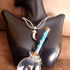 Choker sparkle silver color horn and   adjustable ring.